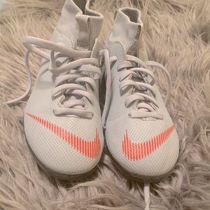 Unisex soccer cleats